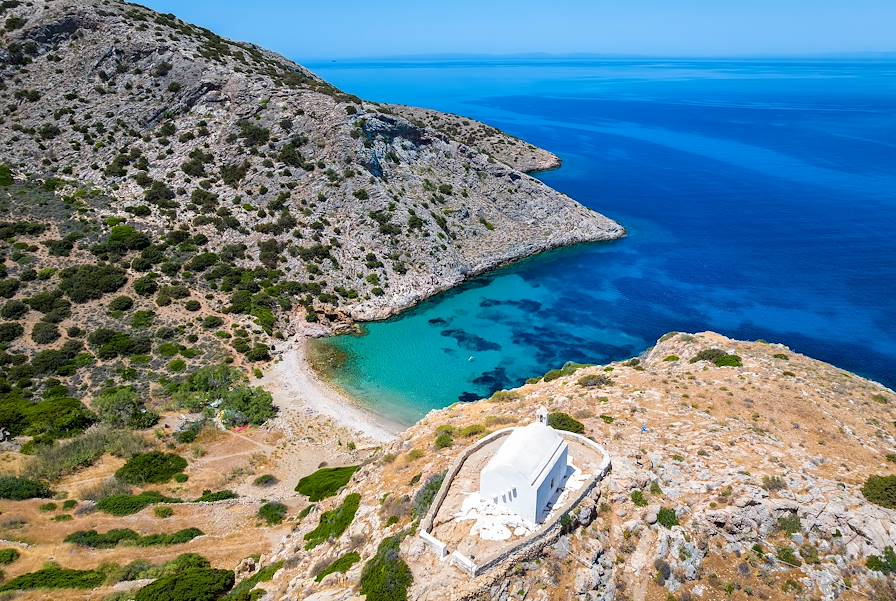 plage Armeos -Syros - Cyclades - Grèce © moofushi / Adobe Stock