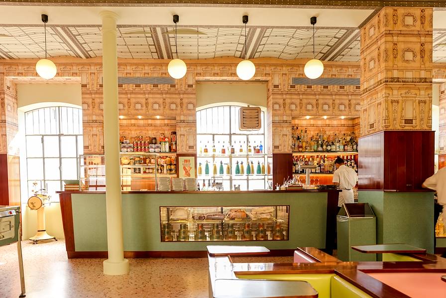 Bar Luce - Fondation Prada - Milan - Italie © Torval Mork / Adobe Stock