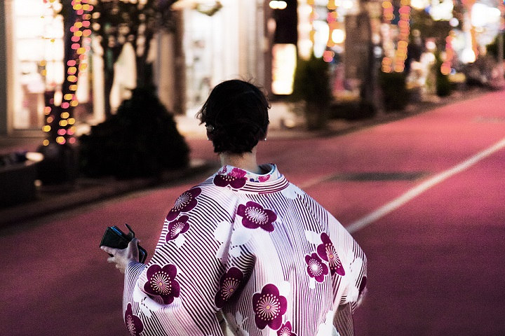 Femme en tenue traditionnelle au Japon