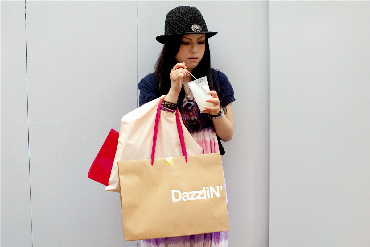Femme qui fait du shopping au Japon