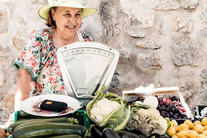 Femme qui vend des legumes