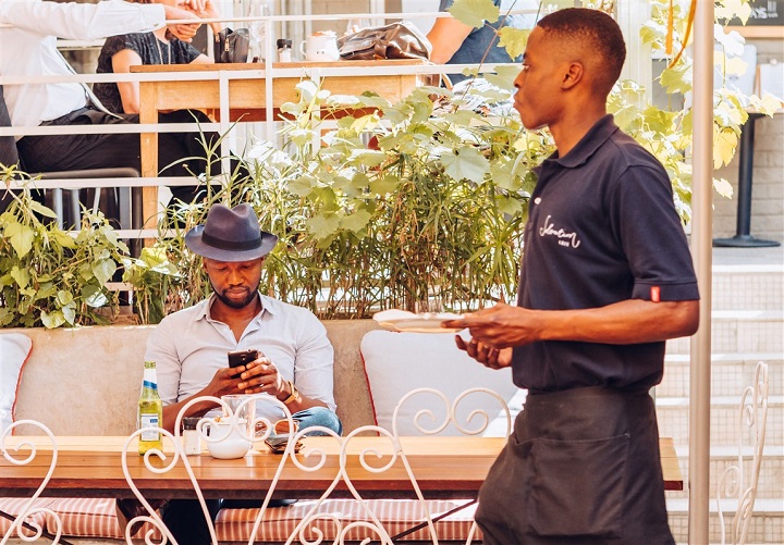 Homme qui regarde son téléphone à Johannesburg