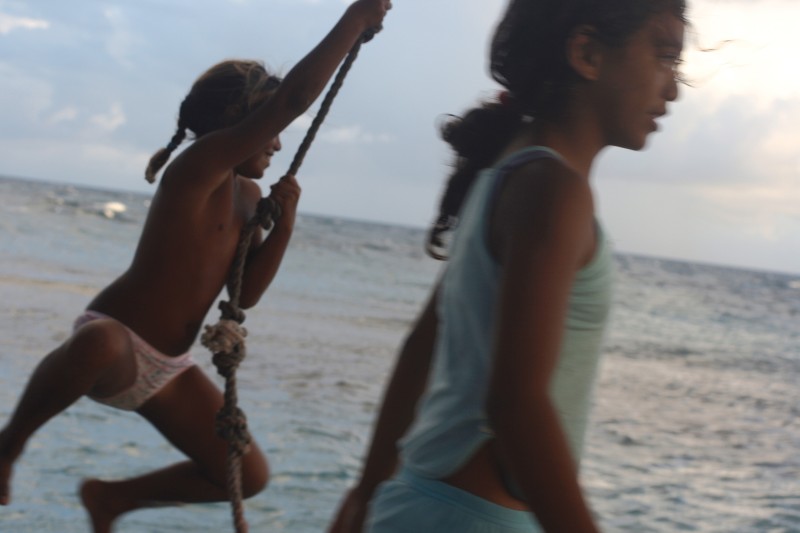 Enfants qui jouent dans l'eau