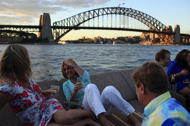 australiens qui boivent un verre en soirée