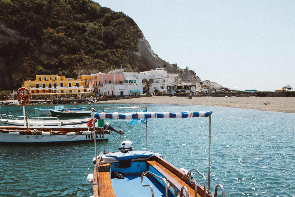 bateau sur l'île d'Ischia