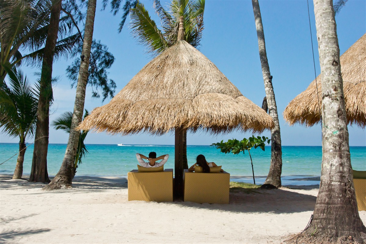 Couple sur la plage en Thaïlande 