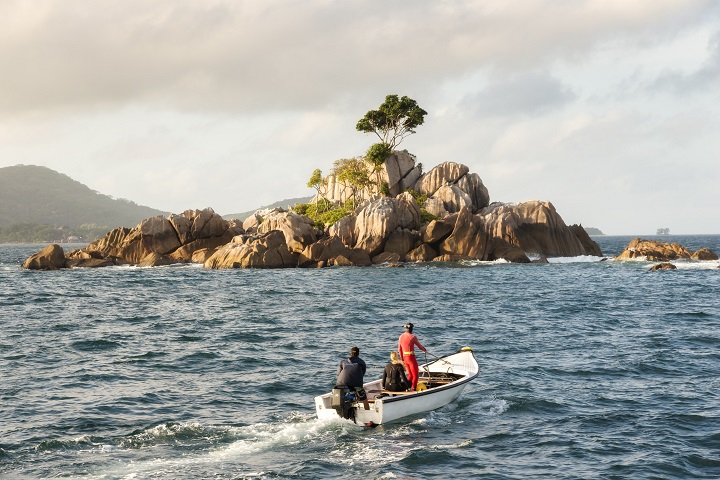 Un couple sur leur bateau a la Digue