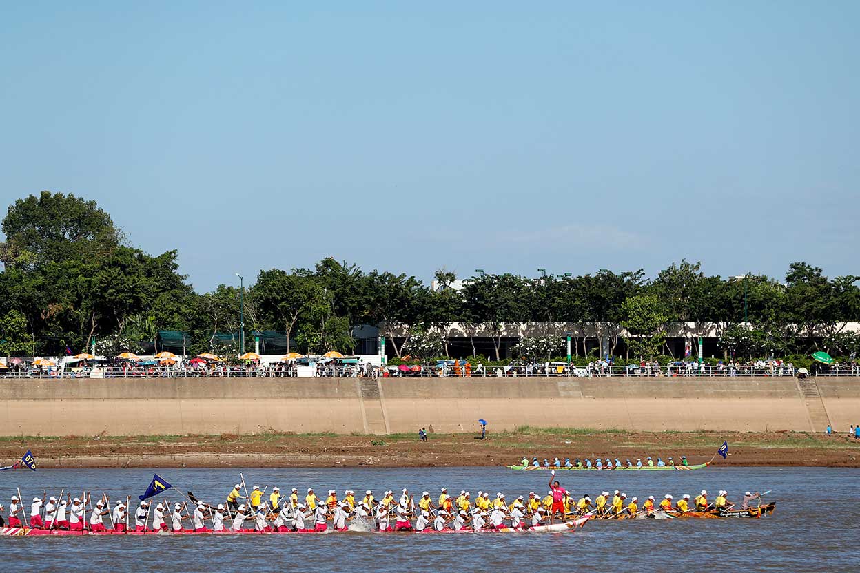 course de bateau pendant la fête de l’Eau