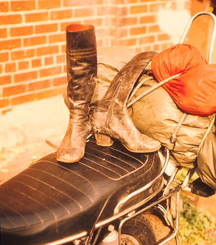 détails des bagages d'une femme sur sa moto