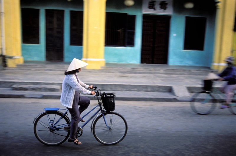 deux personnes sur un vélo à Hoi An