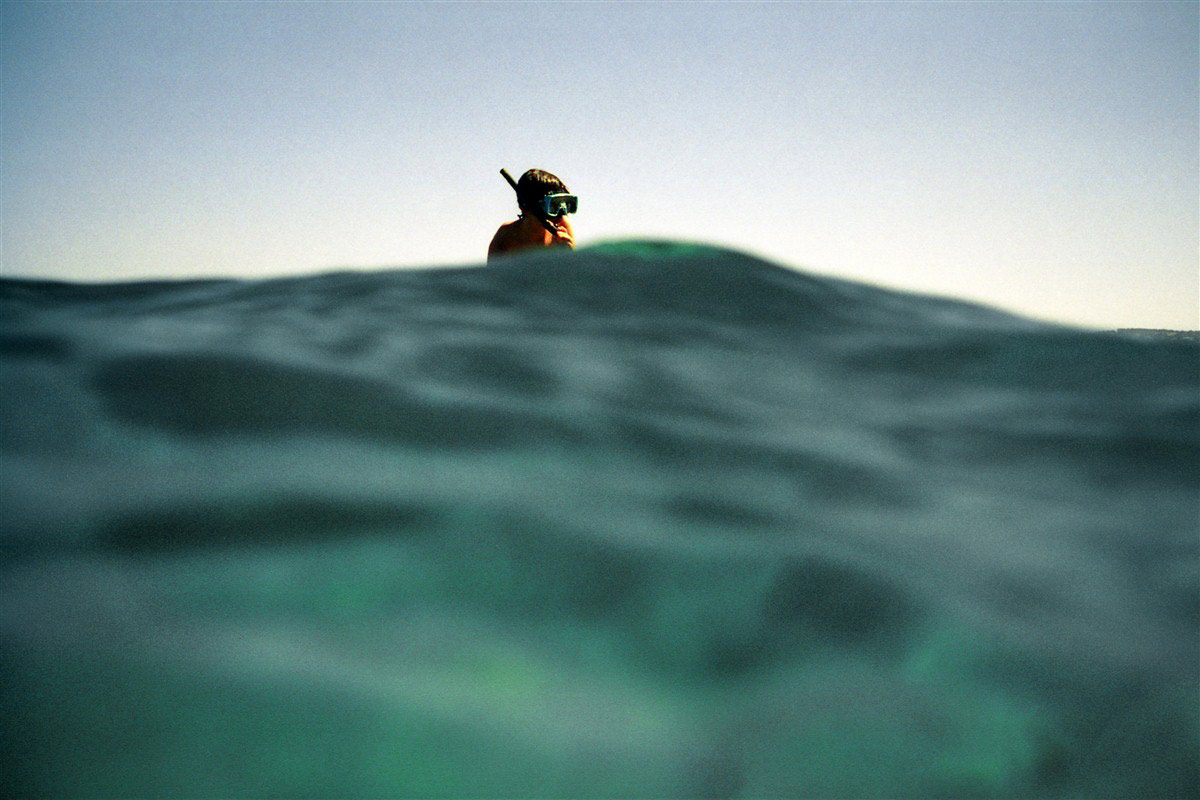 Enfant qui fait de la plongée