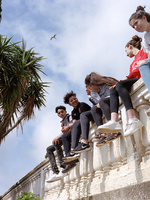 Enfants sur un mur d'Alger