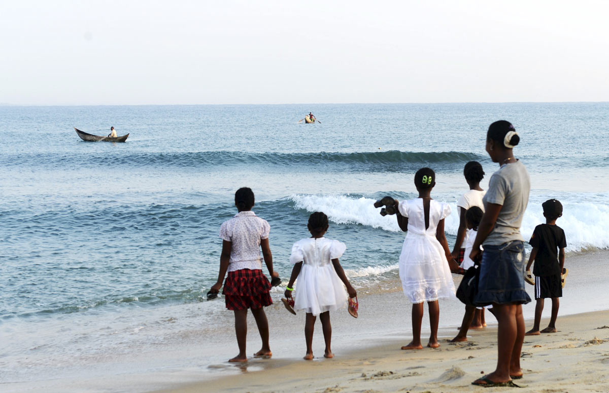 Enfants sur une plage à Madagascar