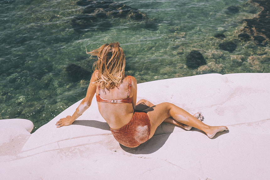 Femme sur la plage de Scala dei Turchi