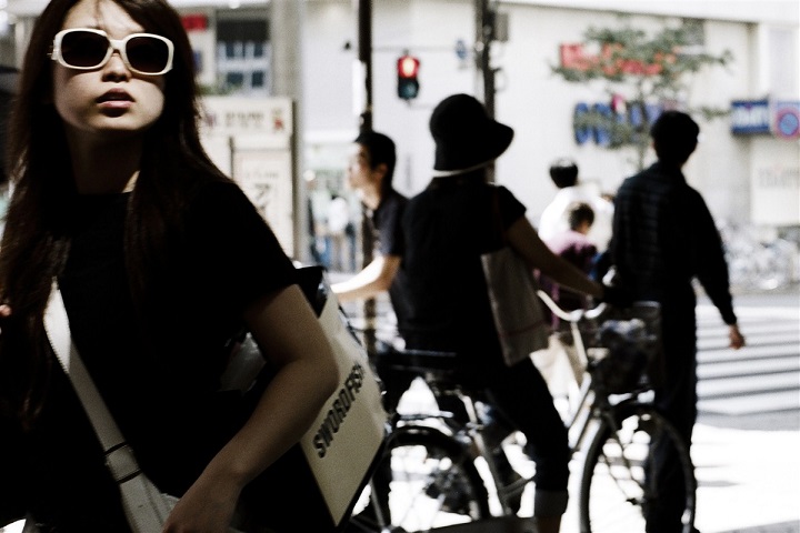 femme avec des lunettes de soleil au Japon