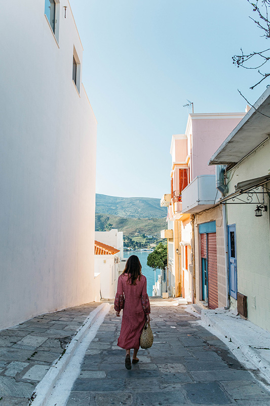 femme de dos dans les cyclades