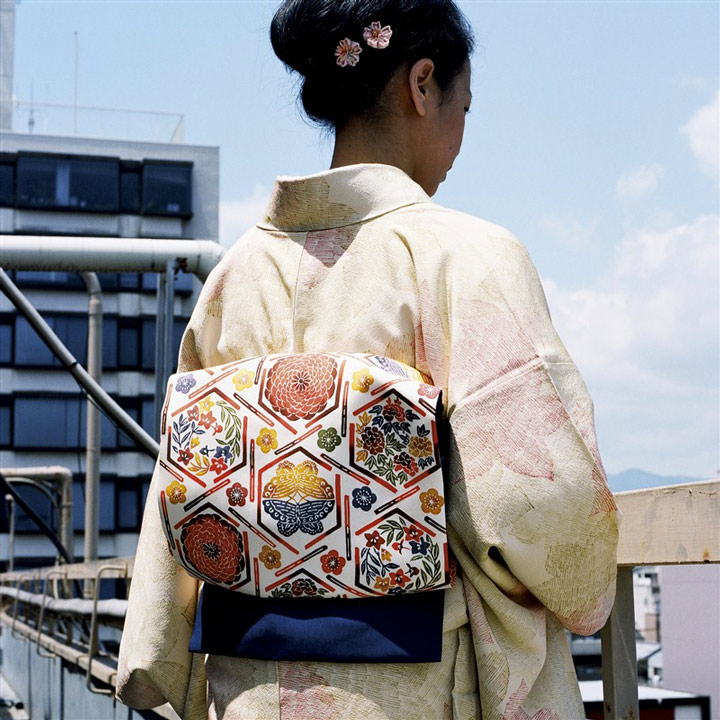 femme japonaise avec un sac à dos