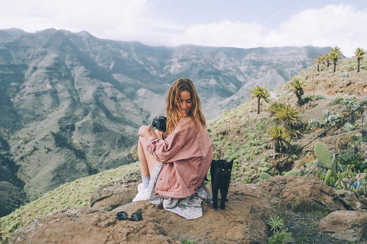 Femme avec un chat