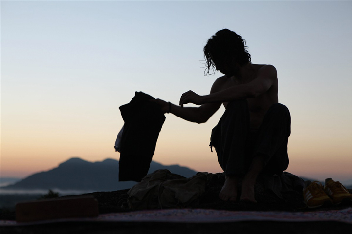 Femme qui se détend au couché du soleil à Athènes