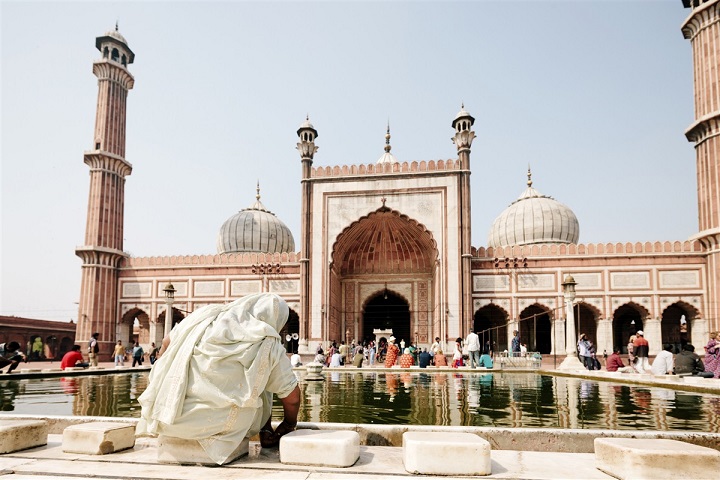 femme à la Mosquée Jama Masjid