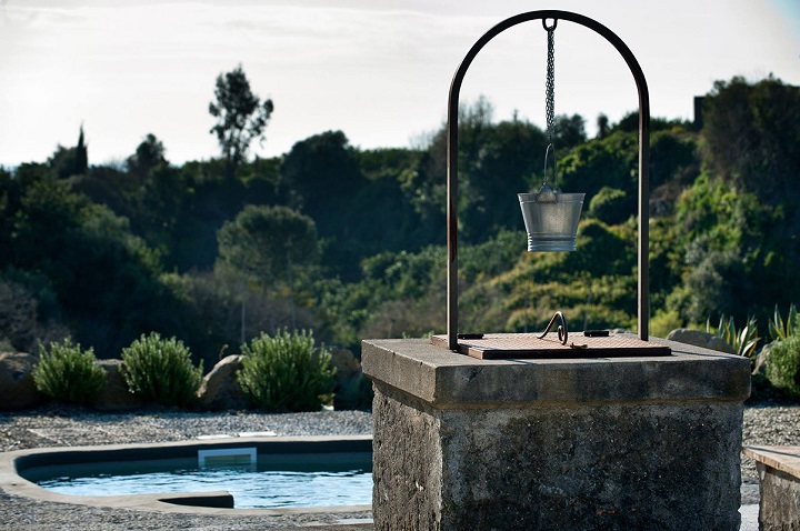 fontaine et piscine en Sicile