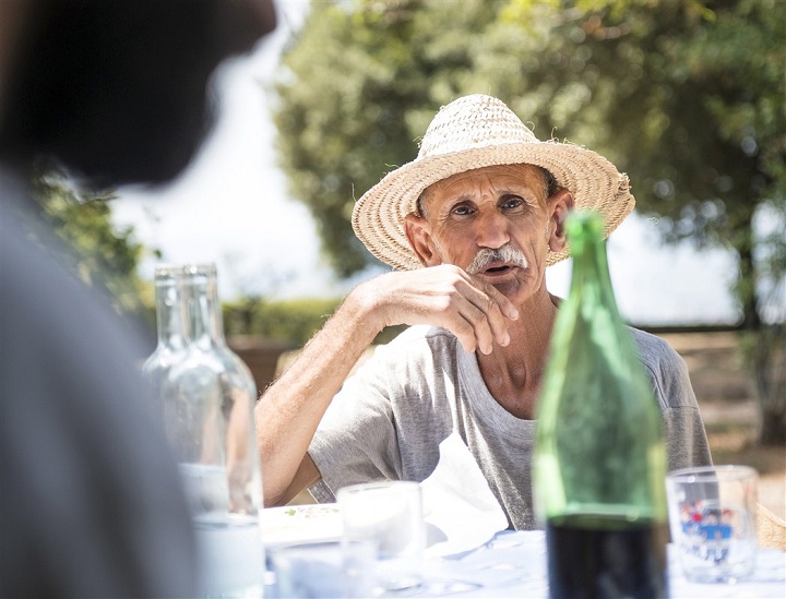 homme a table en toscane