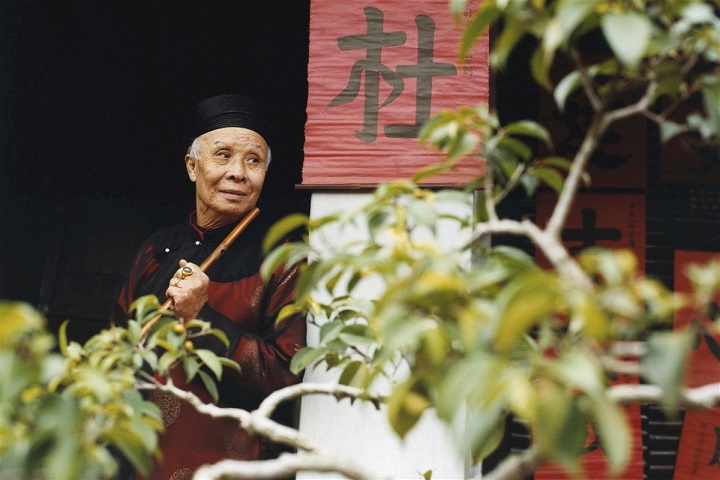 Homme au temple de la littérature