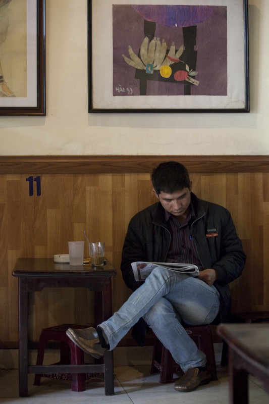 Homme assis au Café Lam à Hanoi