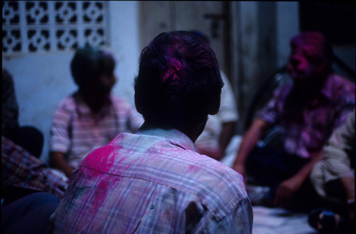 homme de dos avec des pigments de couleur sur le dos