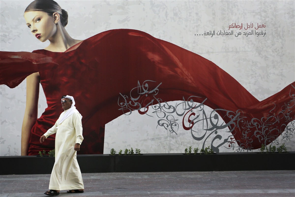 homme devant le dubai mall