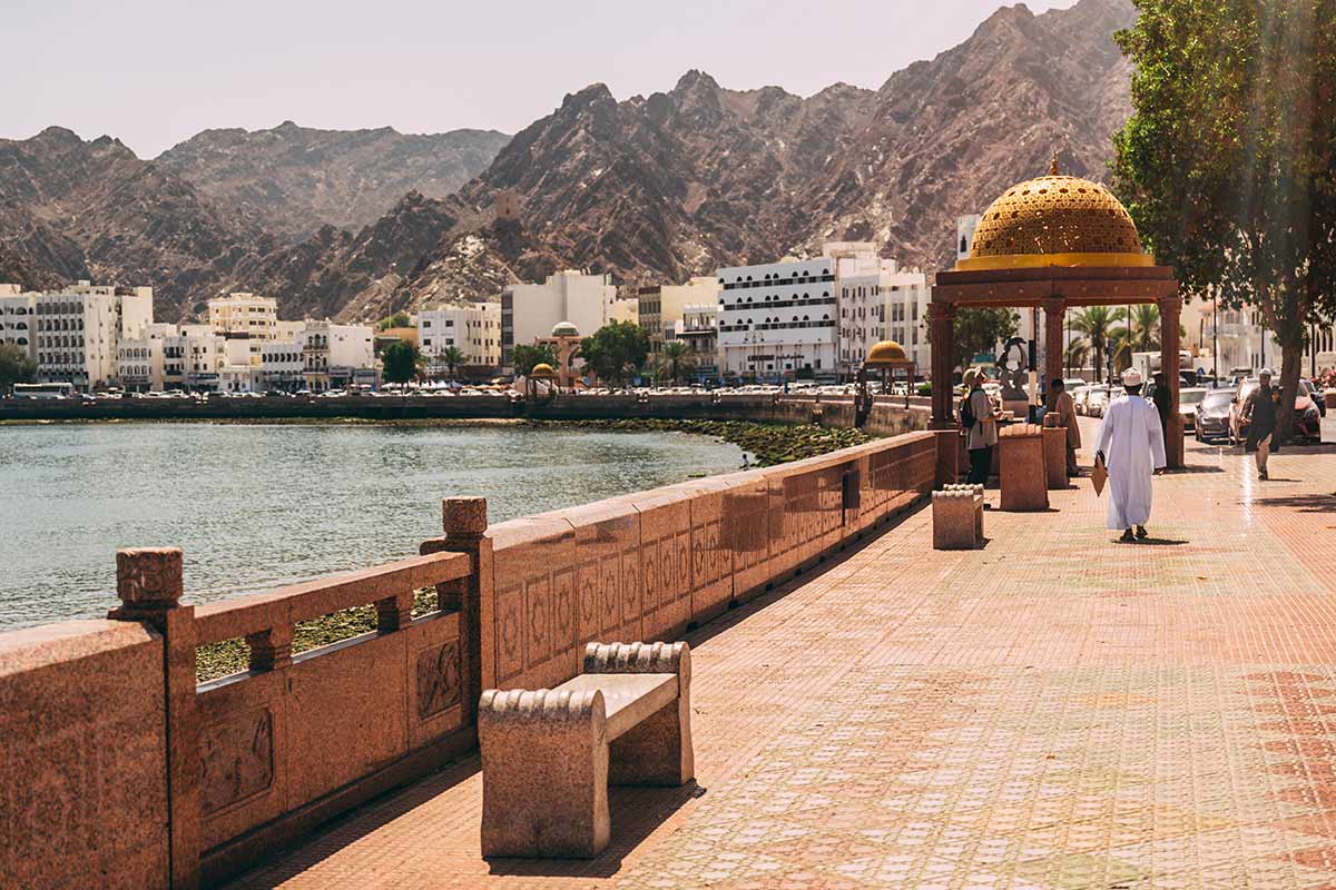 Homme qui marche à Oman