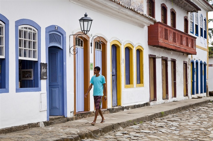 homme qui marche dans les rues de Parati