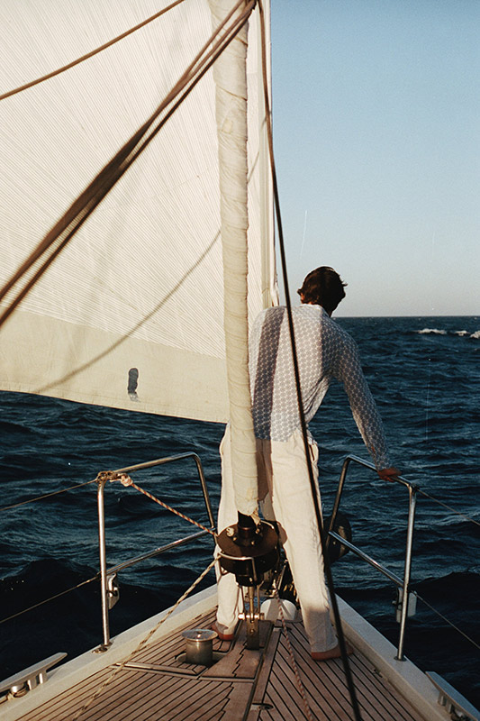 homme sur un bateau