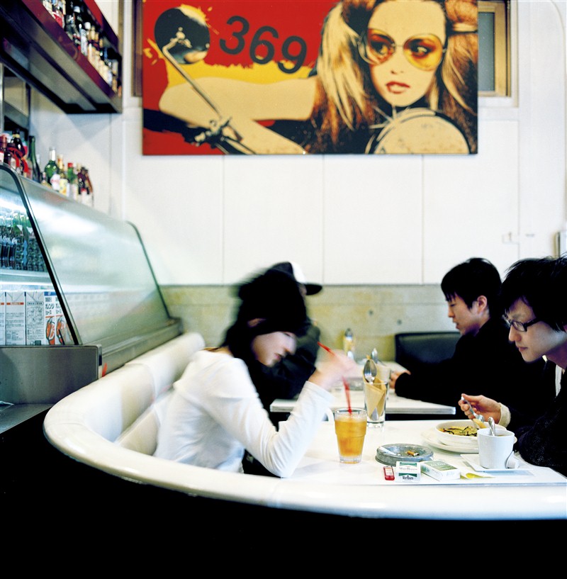 Japonais à table pour manger