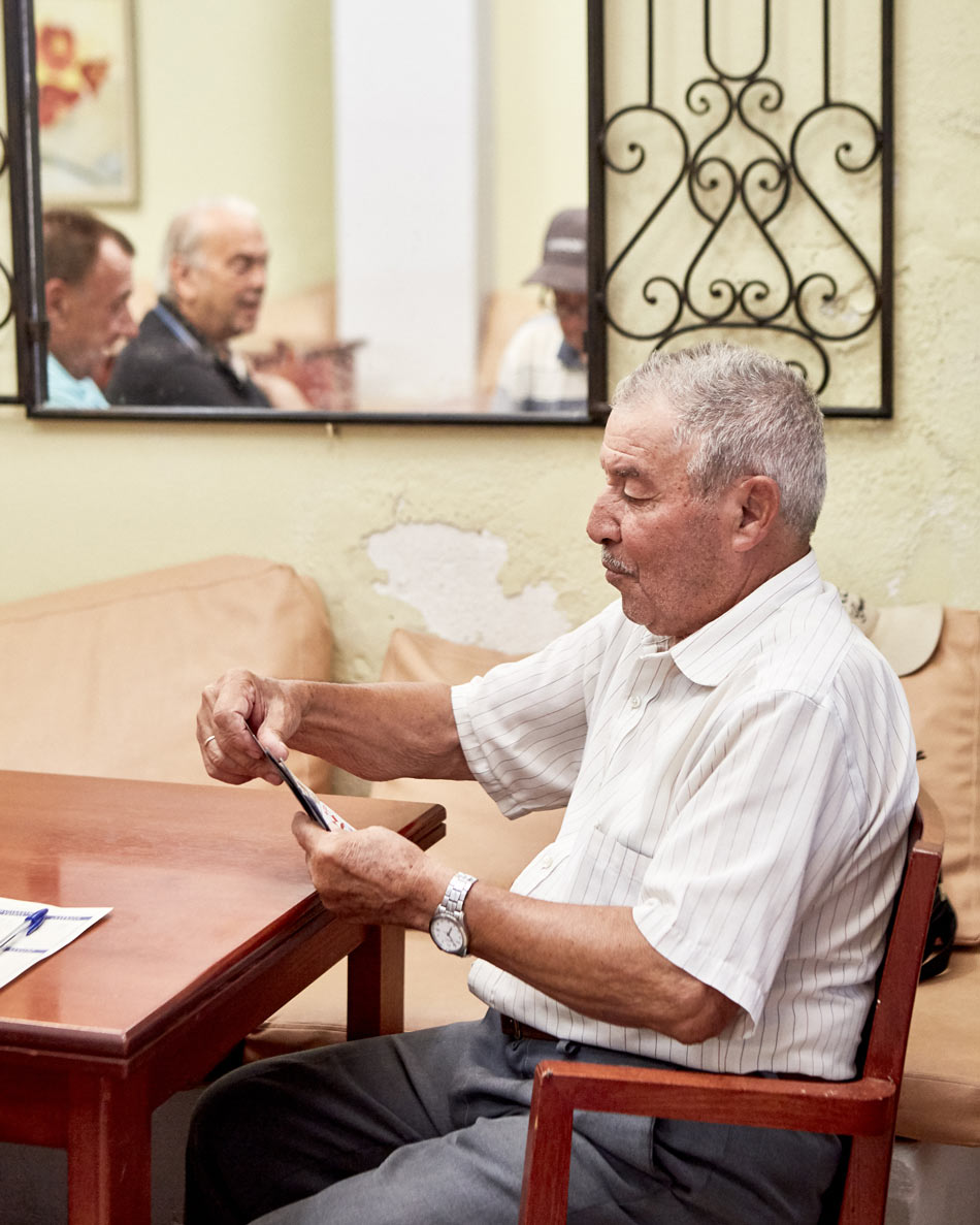 homme qui joue au cartes Grèce