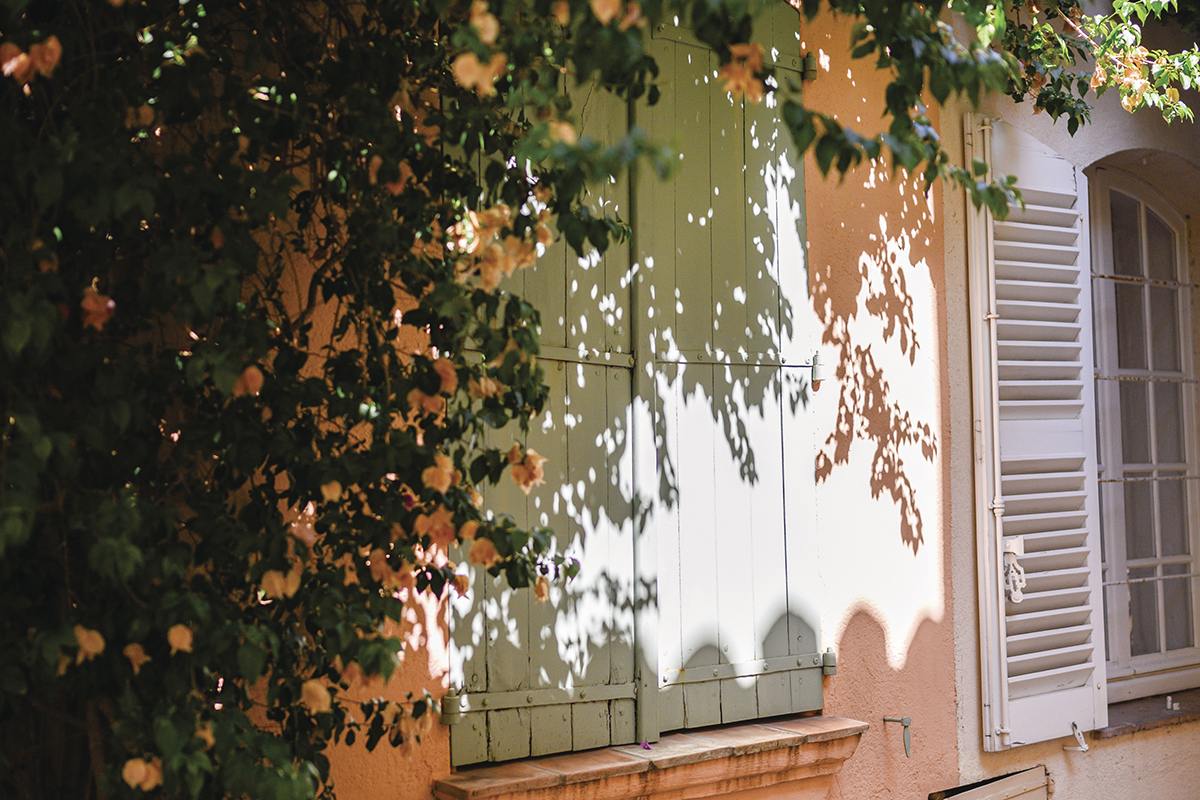 maison de brique rouge en Provence