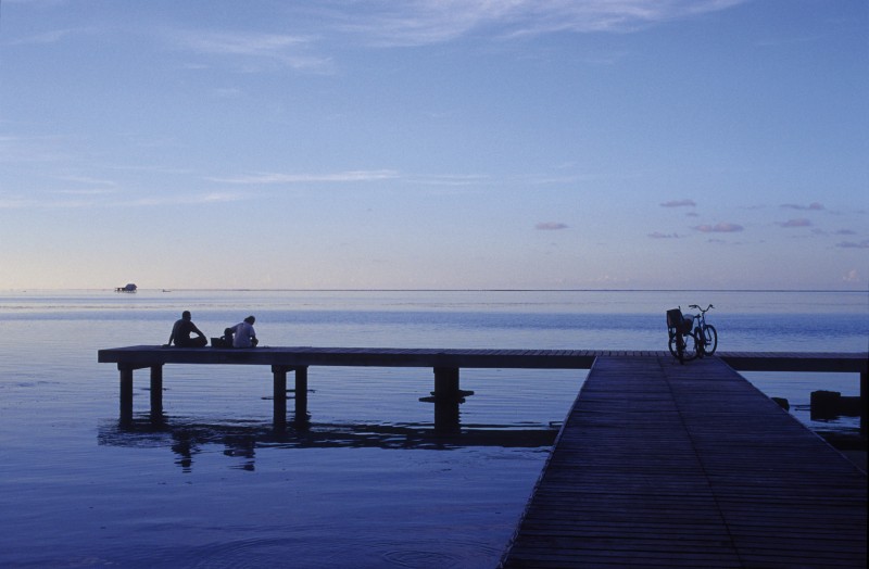 Couple sur un pont a coté de la mer