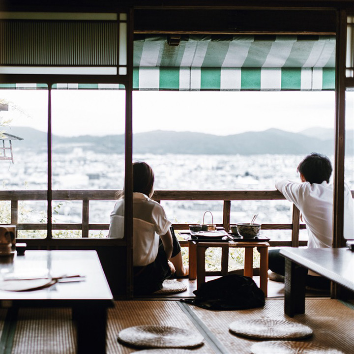 Personnes dans un restaurant de Kyoto
