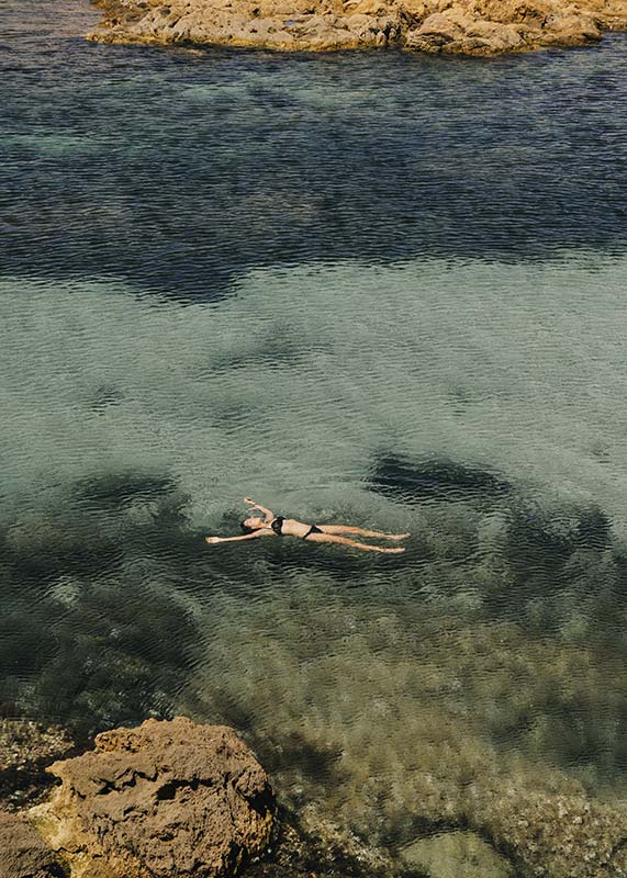 femme dans l'eau à Minorque