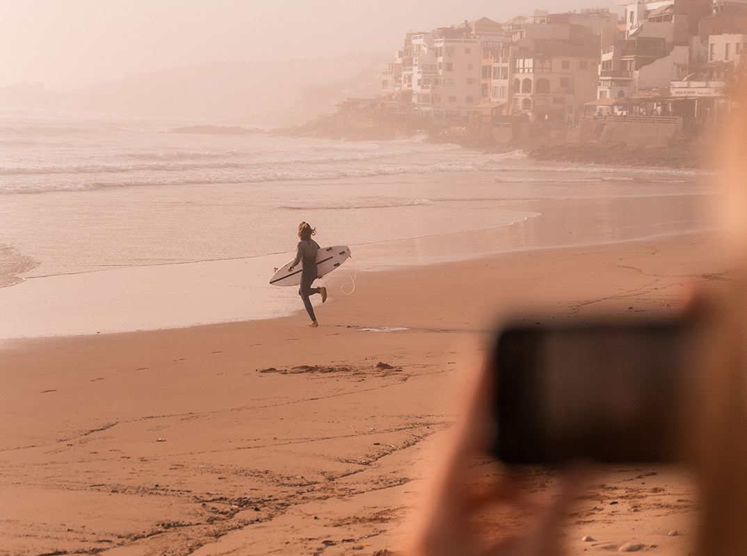 Surfeur sur une plage à Taghazout