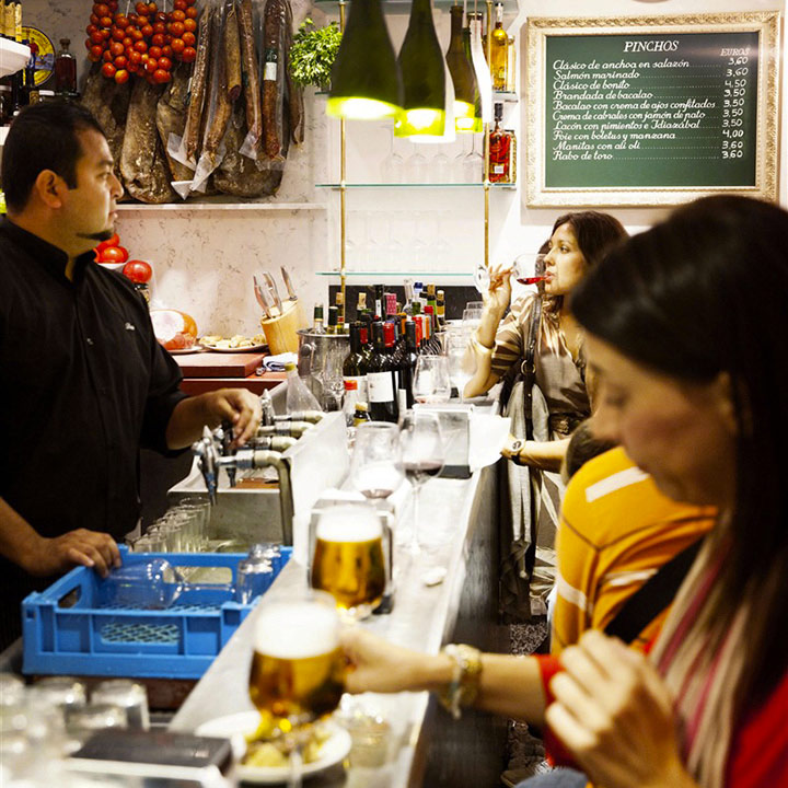 Soirée dans un restaurant de Madrid par Gunnar Knechtel/LAIF-REA