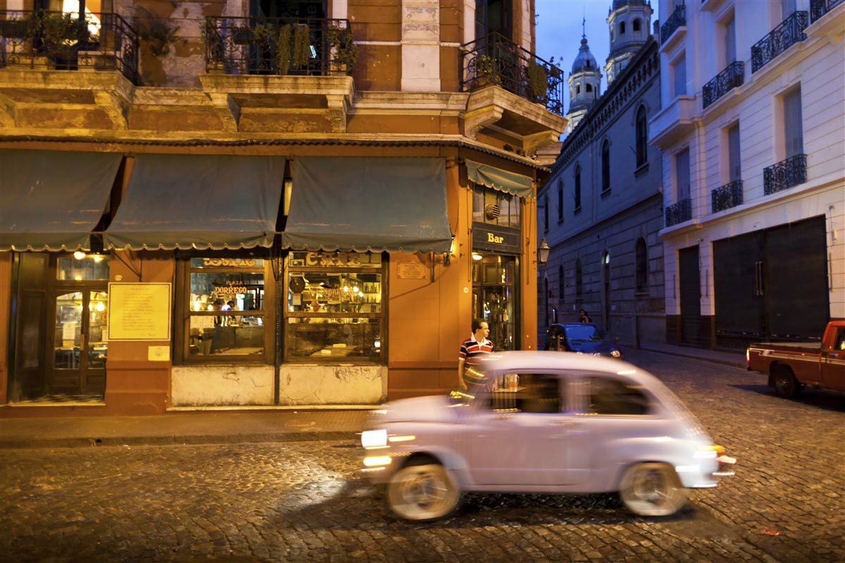 Voiture la nuit à Buenos Aires