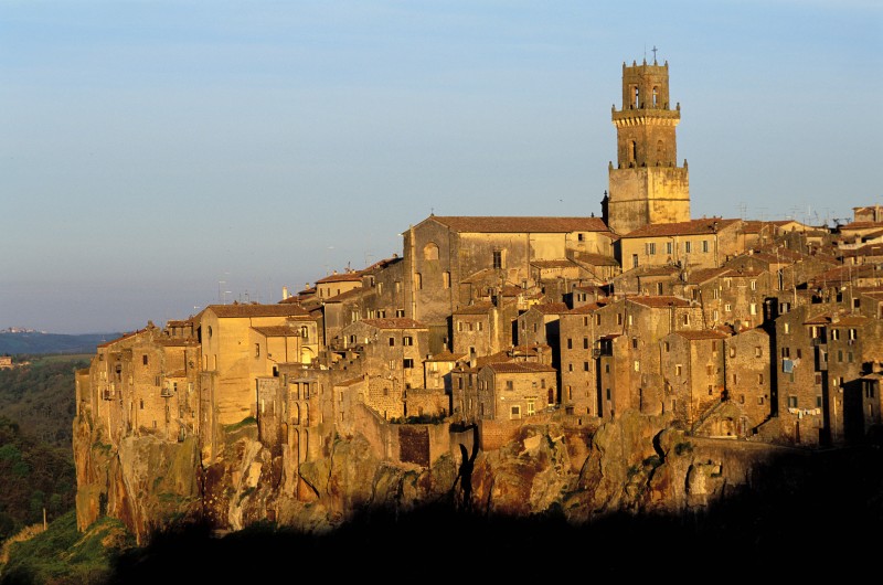 vue ensoleillée de la ville de Pitigliano